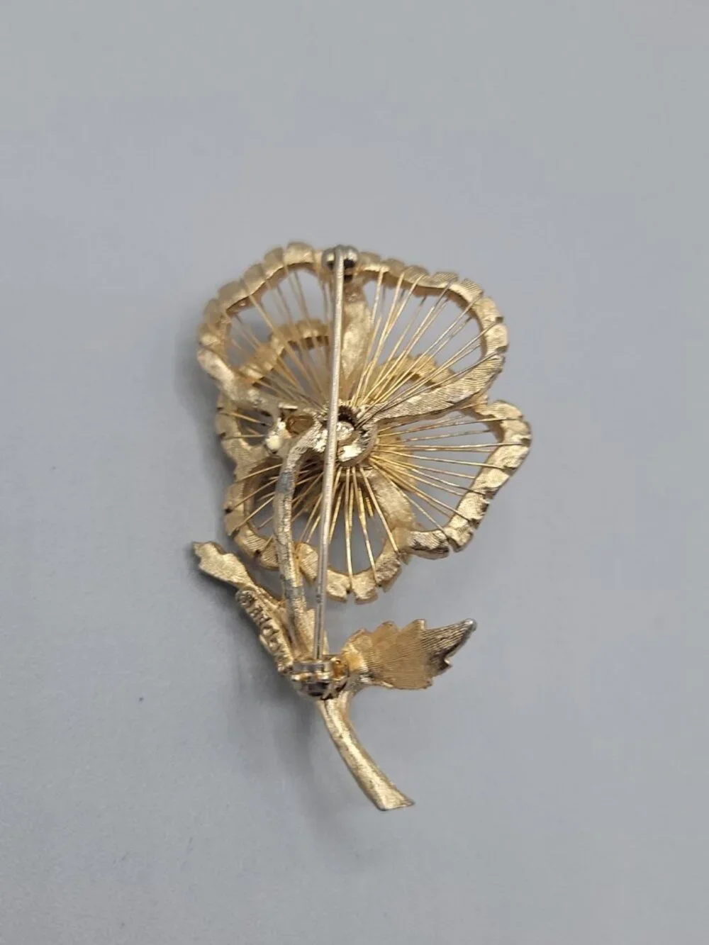 Brooks Flower Brooch Pin Gold Faux Pearl Wire Detail Prong Set Gold Tone Vintage